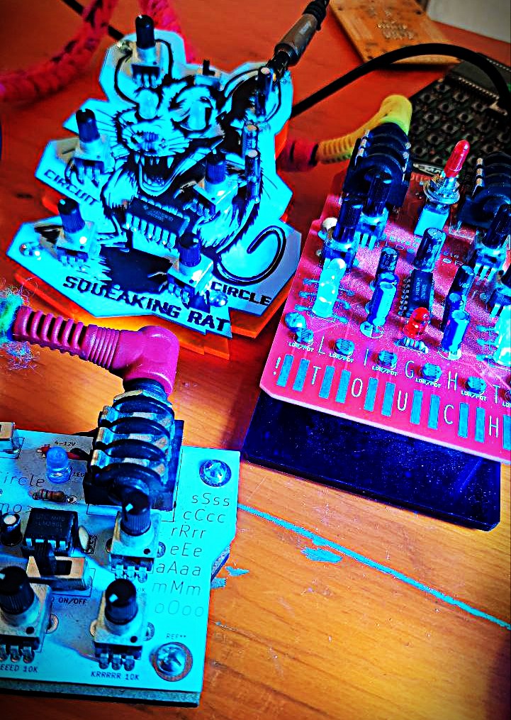 Verschiedene DIY PCBs, die mit Steckern verbunden sind und Musik erzeugen.
