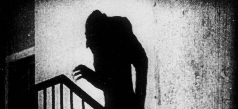Schwarz Weiß Bild aus dem Film Nosferatu