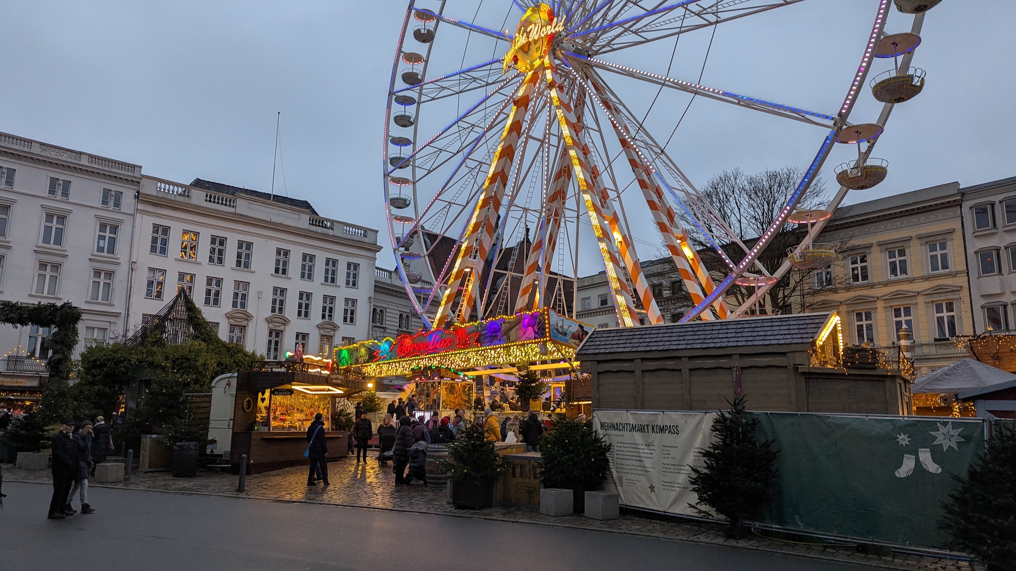 Ein Riesenrad auf einem Weihnachtsmarkt